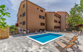 Beautiful apartment in Liznjan with Outdoor swimming pool, WiFi and 2 Bedrooms